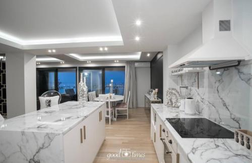 una cucina con ripiani in marmo e una sala da pranzo di Pineapple Seaside Suite a Città di Zante