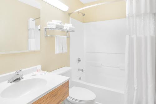 Ванная комната в Super 8 by Wyndham Roanoke VA