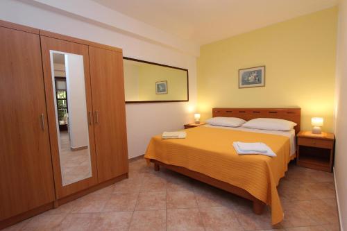 Posteľ alebo postele v izbe v ubytovaní Apartments Lara