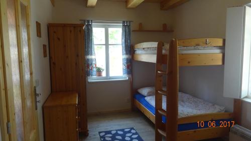 Ένα ή περισσότερα κρεβάτια σε δωμάτιο στο Chaloupka za potůčkem