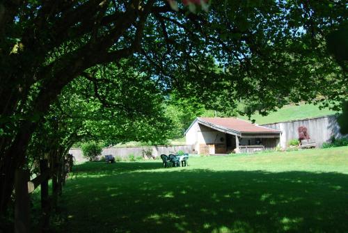 a yard with a barn and a picnic table at Chambre d'hôtes Kieffer Le Grand Bienfaisy in Remiremont