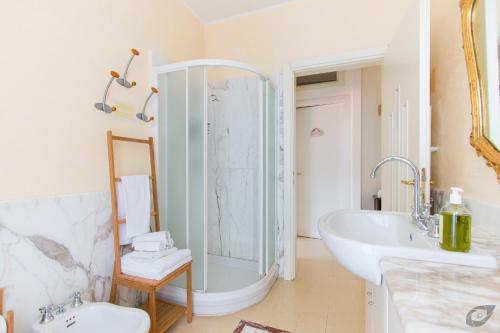 a bathroom with a shower and a tub and a sink at B&B La Sosta degli Artisti in Pietrasanta