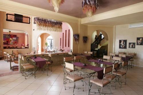 En restaurant eller et spisested på Villa Riadana