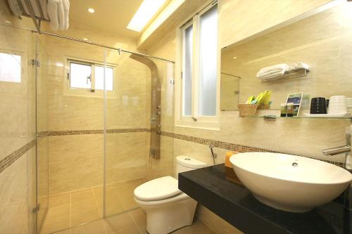uma casa de banho com um WC, um lavatório e um chuveiro em Buenos Garden Home Stay em Dayin