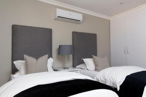 Letto o letti in una camera di Nuwerus Lodge Paarl