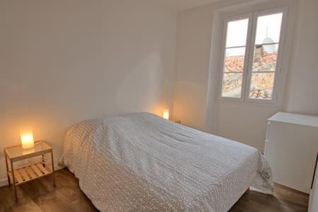 une chambre avec un lit blanc et une fenêtre dans l'établissement 202-Appartement renove vieil antibes, à Antibes