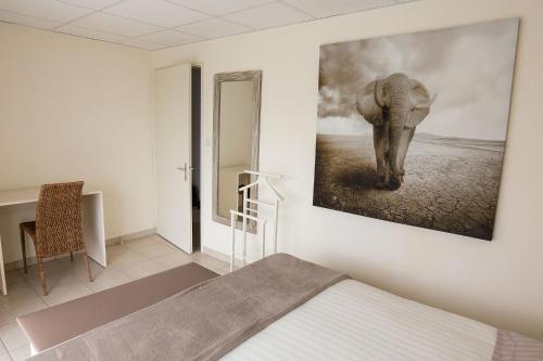 En eller flere senge i et værelse på Chambres Au Jardin Fleuri