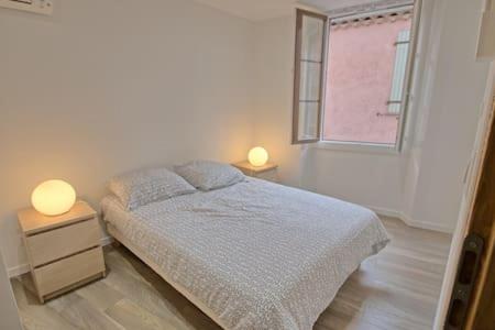 - une chambre avec un lit, une fenêtre et 2 lampes dans l'établissement 102-Appartement Refait à neuf vieil Antibes, à Antibes