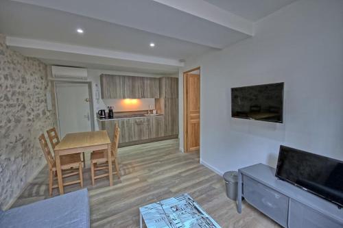 102-Appartement Refait à neuf vieil Antibes