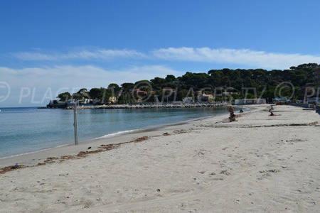 - une plage avec des gens jouant sur le sable et l'eau dans l'établissement 102-Appartement Refait à neuf vieil Antibes, à Antibes