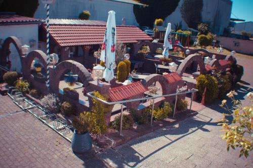 a model of a garden with plants and a house at Hotel Stadt Emmerich in Emmerich