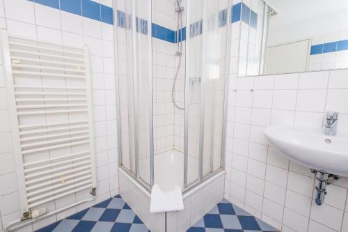 a bathroom with a shower and a sink at Jugendgästehaus Hauptbahnhof in Berlin