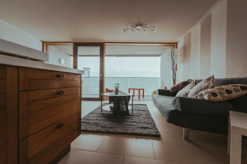 ein Wohnzimmer mit einem Sofa und einem Tisch in der Unterkunft Apartments im s'Wirthaus in Friedrichshafen
