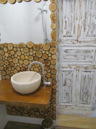 un bagno con lavandino a ciotola su un bancone in legno di Azure Wellness Retreat a Turgutreis