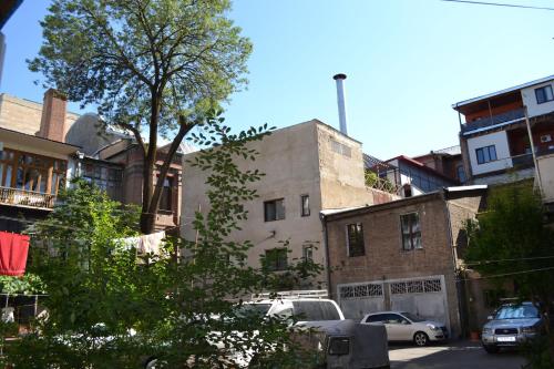 トビリシにあるTbilisi Apartment 2の車が建物の前に停まった街道