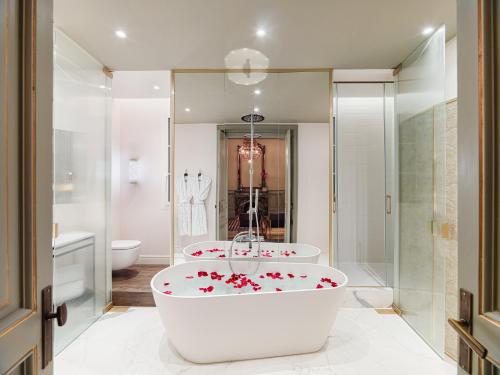 Koupelna v ubytování H10 Casa Mimosa 4* Sup