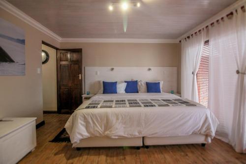 Cama o camas de una habitación en White Shark Guest House