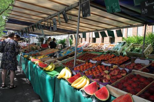 un marché avec des fruits et légumes sur une table dans l'établissement Cozy Select, à Paris