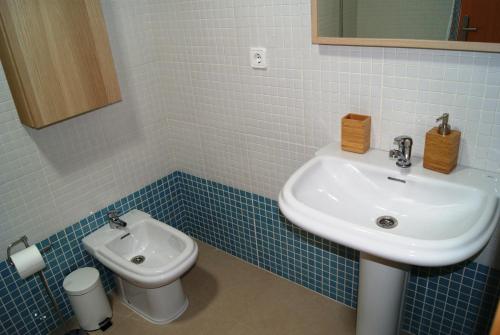 łazienka z umywalką i toaletą w obiekcie Apartamento Tirma Conil w mieście Conil de la Frontera