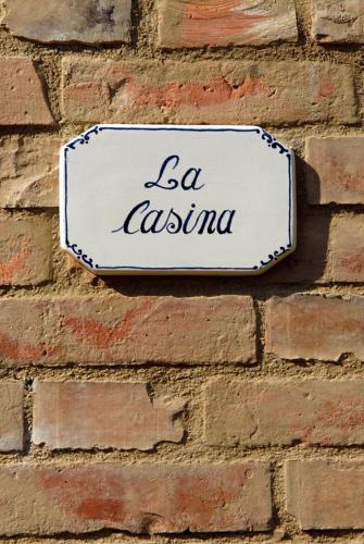 a sign on a brick wall with the words la iguana at Podere SantaAdele in Montepulciano
