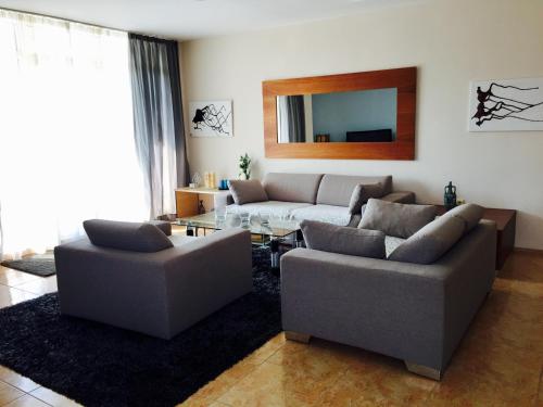 ein Wohnzimmer mit 2 Sofas und einem Tisch in der Unterkunft Apartments Aheloy Palace in Aheloy