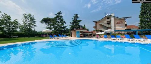 Bazén v ubytování Parc Hotel Casa Mia nebo v jeho okolí