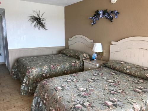 Кровать или кровати в номере Starfire Motel