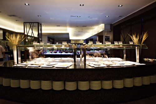 un restaurante con un buffet de platos blancos en Royalton Riviera Cancun, An Autograph Collection All-Inclusive Resort & Casino, en Cancún