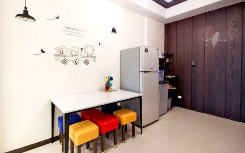 kuchnia ze stołem, krzesłami i lodówką w obiekcie Outingfun Bed and Breakfast w mieście Jiaoxi