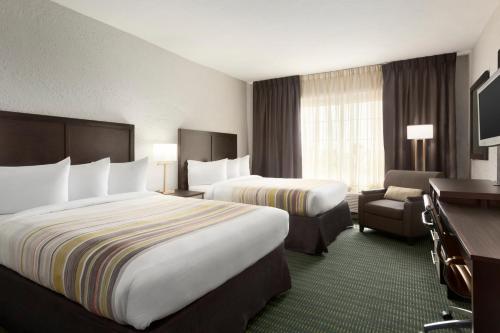 Postel nebo postele na pokoji v ubytování Hotel Flamingo Inn & Suites Vero Beach I-95