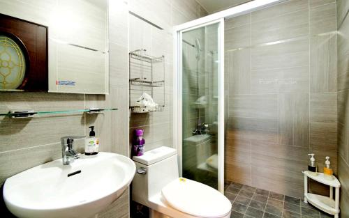 łazienka z umywalką, toaletą i prysznicem w obiekcie Outingfun Bed and Breakfast w mieście Jiaoxi