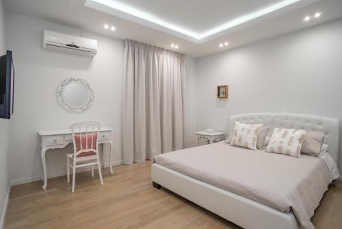 Een bed of bedden in een kamer bij Pineapple Seaside Suite