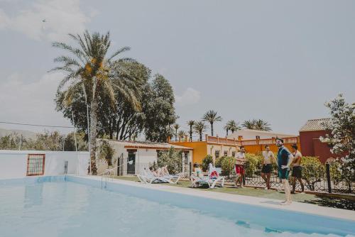 een groep mensen die aan de rand van een zwembad staan bij Finca La Florida De San Antonio in Huércal-Overa