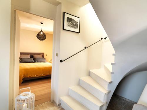 ベドアンにあるLes Loges En Provence "L'Échappée"の階段を上がってベッドルーム(ベッド付)へアクセスできます。