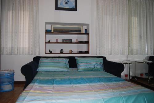 キオッジャにあるArt apartmentのベッドルーム1室(青い掛け布団付きのベッド1台付)
