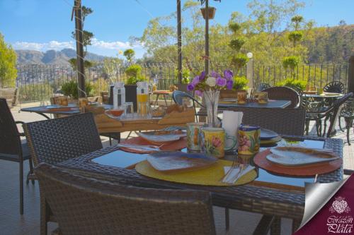 een tafel met borden en keukengerei op een patio bij Casa Corazon de Plata Suites in Guanajuato