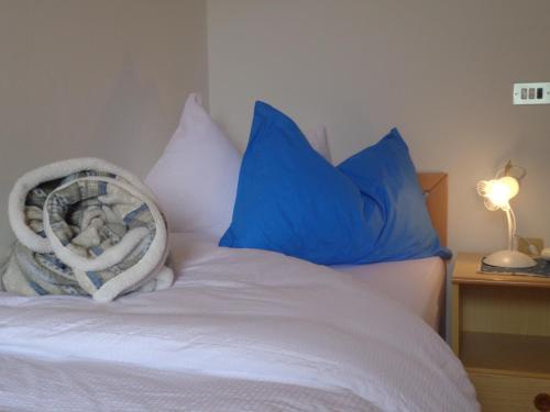 Una cama o camas en una habitación de Hotel Garni Suisse