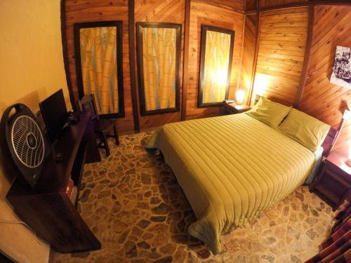 a bedroom with a bed in a wooden room at Finca Turística de Alojamiento Rural Avalon in Jardin