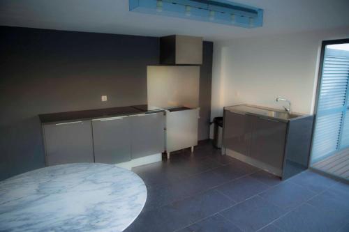 una cocina vacía con fregadero y encimera en Apartment with Garden and Pool en Estoril