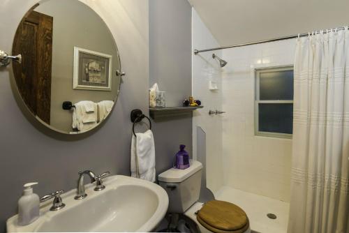 Bilik mandi di Carriage Way Inn Bed & Breakfast Adults Only - 21 years old and up