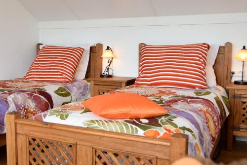 GorsselにあるGastenverblijf Kleinkamperfoelieのベッドルームに枕付きのベッド2台が備わります。