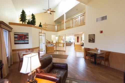 a living room with a couch and a table at Country Inn Two Harbors in Two Harbors