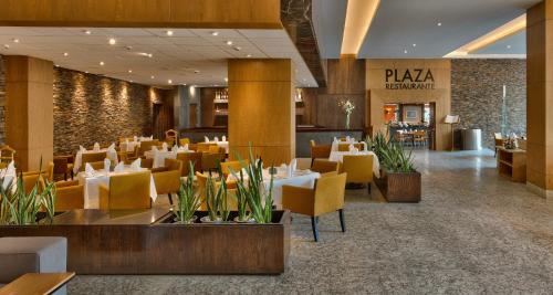 a restaurant with tables and chairs in a building at Galeria Plaza Reforma in Mexico City