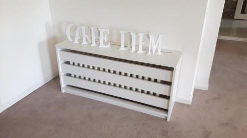 a white dresser with a gate sign in a room at Landsitzhotel und Seminarium Peterhof in Hodorf
