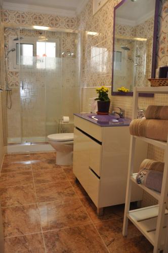 Ett badrum på Alenia Apartments