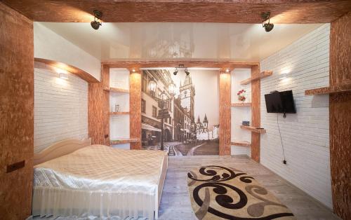 リヴィウにあるApartments on Horodotska 43のベッドルーム1室(ベッド1台付)、壁に絵が描かれています。