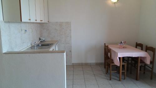 Kuchyňa alebo kuchynka v ubytovaní Apartmani Ivanka