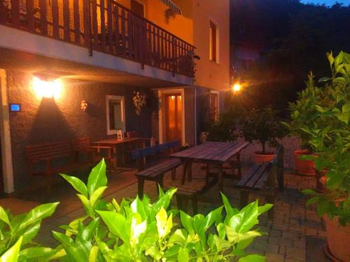 eine Terrasse mit einem Picknicktisch und ein Gebäude in der Nacht in der Unterkunft Appartamento Casa Pace Tremosine in Tremosine sul Garda