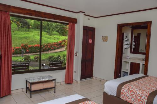 Кровать или кровати в номере Arenal Volcano Inn