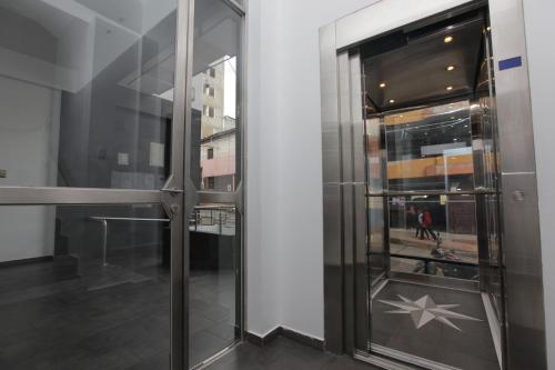 - une porte en verre dans un bâtiment avec une étoile dans l'établissement Hotel Murano, à Abancay